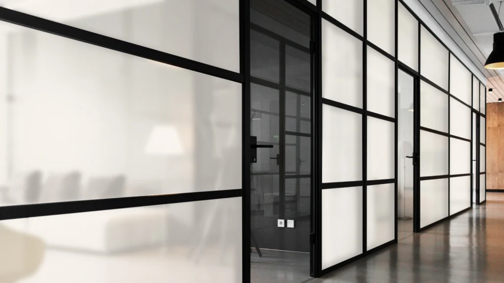 Pellicole privacy di visilux, si mostrano dei vetri opachi che garantiscono privacy